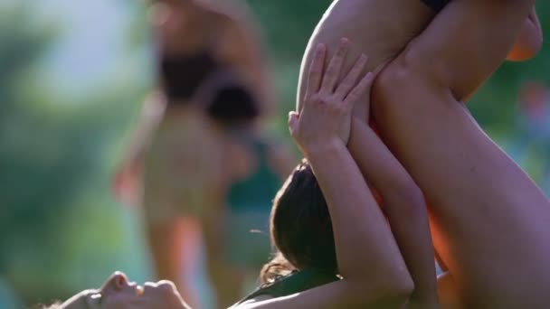 Dětský Mateřský Bonding Moment Ležel Trávě Dělá Akrobatický Pohyb Rodič — Stock video