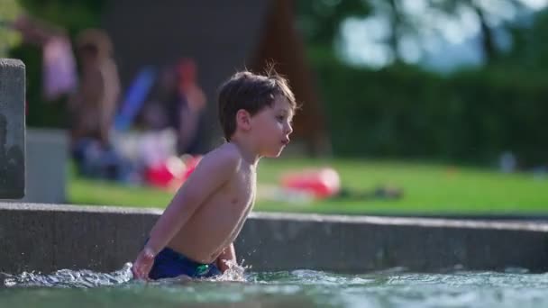 Feliz Niño Salpicando Agua Piscina Aire Libre Cámara Lenta Niño — Vídeos de Stock