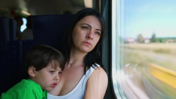Mère Enfant Pensifs Voyageant Train Grande Vitesse Regardant Paysage Qui — Video