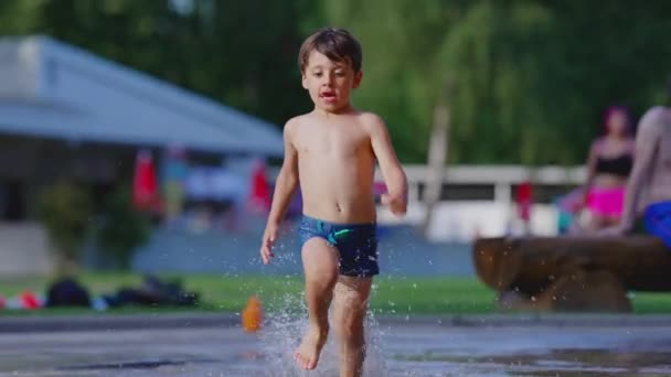 Kind Springt Vrolijk Het Zwembadwater Zonnige Zomerdag Actieve Kleine Jongen — Stockvideo