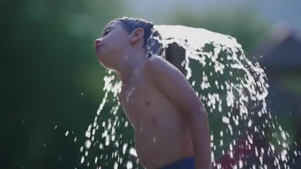 Niño Refrescándose Fuente Agua Piscina Pública Durante Caluroso Día Verano — Vídeos de Stock