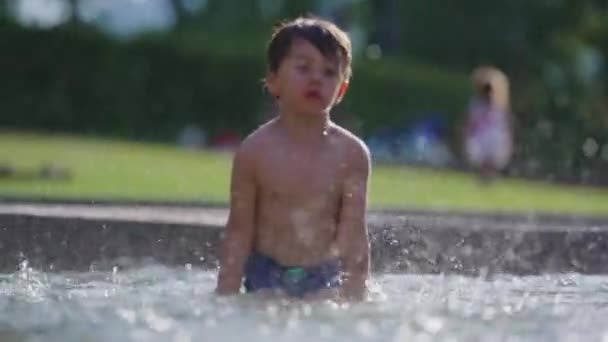 Niño Divirtiéndose Durante Caluroso Día Verano Salpicando Agua Por Todas — Vídeos de Stock