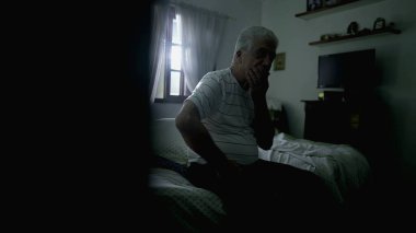 Düşünceli kıdemli bir adam, kasvetli bir odada baş ucunda oturmuş, karamsar, yalnız bir ortamda hayatı düşünürken karar vermeyi düşünüyor.