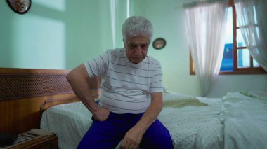 Düşünceli Yaşlı Adam Karar Düşünen, Kasvetli Yatak Odası Düşünce Odası 'nda yatağın yanında oturan