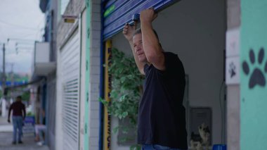 İş Gününe Başlamak İçin Şehir Mağazası Garajı Açılıyor