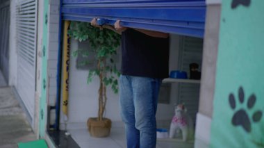 İş Gününe Başlamak İçin Şehir Mağazası Garajı Açılıyor