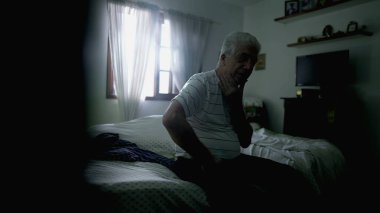 Düşünceli kıdemli bir adam, kasvetli bir odada baş ucunda oturmuş, karamsar, yalnız bir ortamda hayatı düşünürken karar vermeyi düşünüyor.