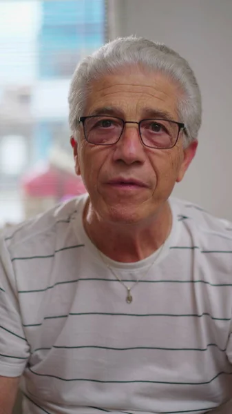 Nagyapa Beszél Rokonok Videohívás Függőleges Képernyőn — Stock Fotó