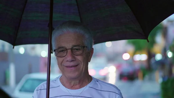Glad Senior Man Promenader Staden Sidewalk Håller Paraply Regniga Dagen — Stockfoto