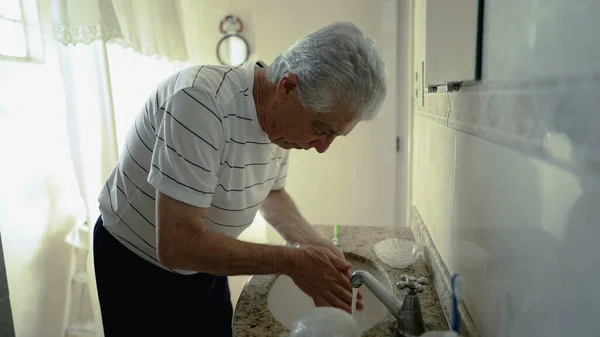 Anciano Cepilla Los Dientes Frente Reflexión Del Espejo Del Baño —  Fotos de Stock