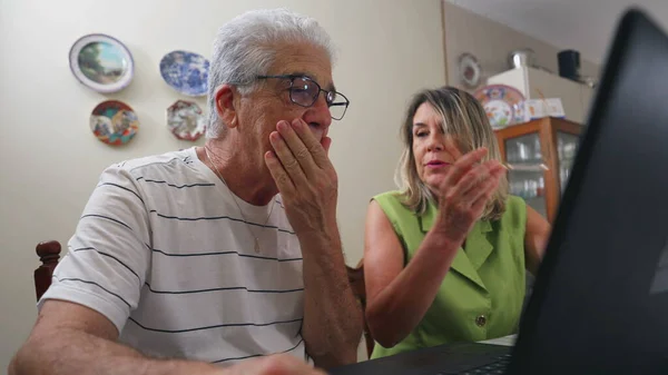Zdenerwowana Para Seniorów Kłócąca Się Trudności Finansowe Home Kitchen Przed — Zdjęcie stockowe