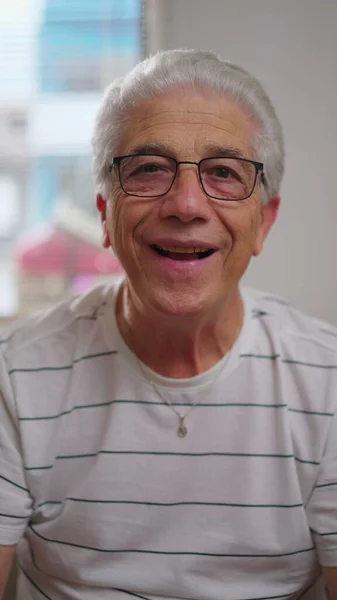 Büyükbaba Dikey Ekranda Video Çağrısında Akrabalarla Konuşuyor — Stok fotoğraf