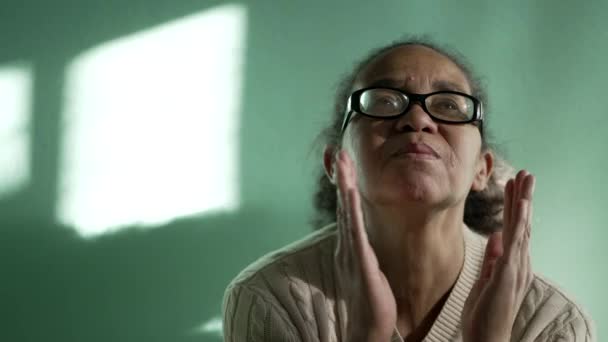 Treue Südamerikanische Hispanische Ältere Frau Die Hause Gott Betet Spirituelle — Stockvideo