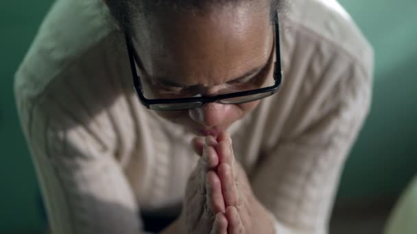 Religieuze Oudere Seniorenvrouw Die Tot God Bidt Spirituele Zuid Amerikaanse — Stockvideo