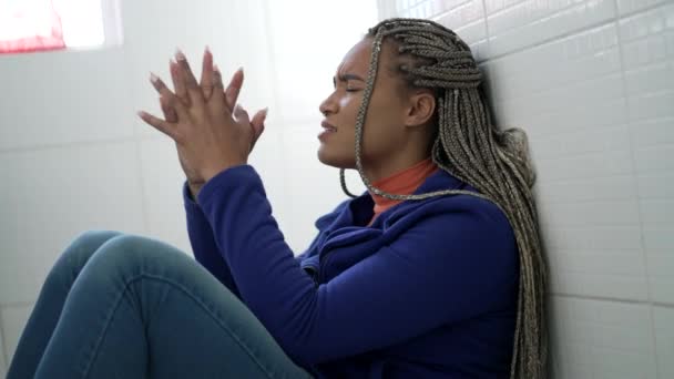 Uma Jovem Negra Desesperada Orando Para Ajudar Buscar Ajuda Apoio — Vídeo de Stock
