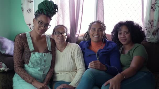 Cuatro Mujeres Negras Hispanas Sentadas Sofá Mirando Cámara Sonriendo Familia — Vídeo de stock