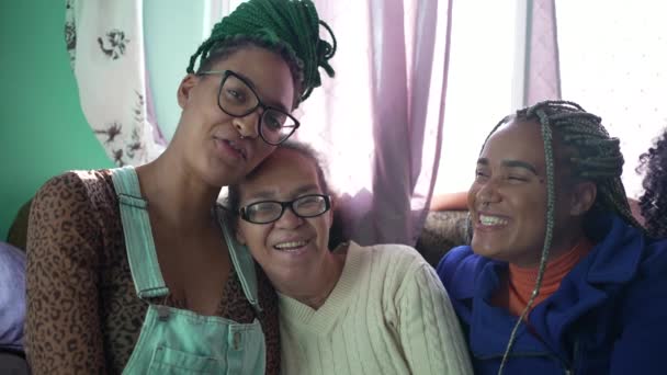 Cuatro Mujeres Hispanas Negras Felices Generacional Alegre Latina Gente Sudamericana — Vídeos de Stock