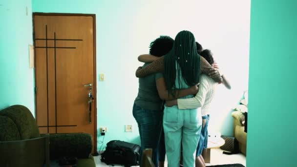 Familia Amigos Afroamericanos Abrazándose Juntos Sala Estar Apoyo Amistad — Vídeo de stock