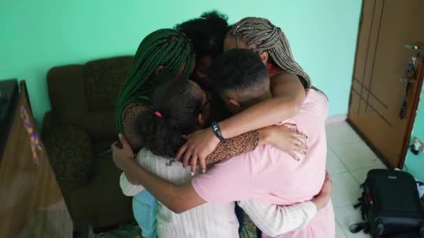 Feliz Familia Hispana Abrazándose Casa Pueblo Sudamericano Abraza — Vídeo de stock
