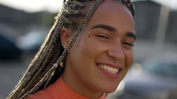 Retrato Uma Jovem Latina Hispânica Negra Com Penteado Trançado Sul — Vídeo de Stock