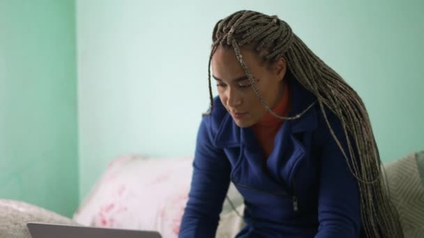 Uma Latina Hispânica Negra Usando Laptop Sentado Cama Candid Brazilian — Vídeo de Stock