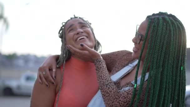 两个快乐的黑人姐妹抱着怀孕的姐姐肚子怀了孩子 巴西家庭成员感到欣喜若狂 — 图库视频影像
