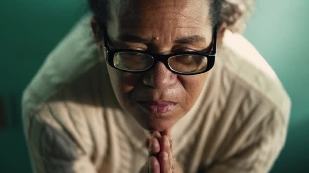 잠꾸러기 할머니 집에서 기도하고 영적으로 여행하는 브라질 의연로 여자가기도에 믿음을 — 비디오