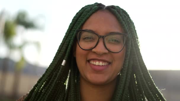 Portrait Une Heureuse Brésilienne Noire Adulte Souriant Extérieur Amérique Sud — Video