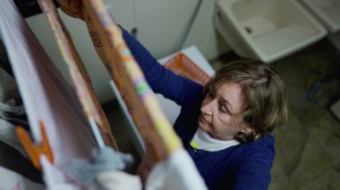 Kıdemli Bayan Çamaşırhanede Kurutulacak Giysiler / Yukarıdan Bakış