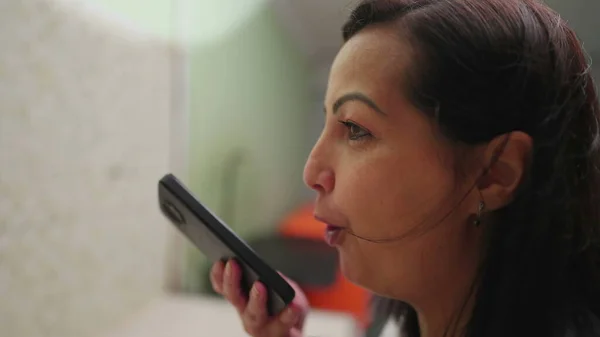 Una Mujer Brasileña Que Envía Mensajes Voz Con Dispositivo Smartphone — Foto de Stock