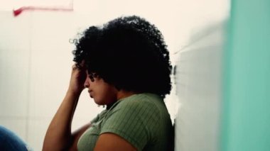 Mutfak zemininde zihinsel sorunları olan umutsuz bir zenci kadın. Dramatik Afrikalı Amerikalı yetişkin kişi depresyon hastalığından muzdarip.