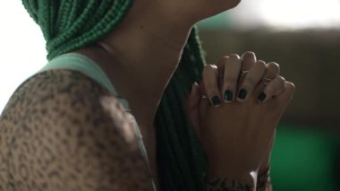 Dişi eller Tanrı 'ya dua ederken birbirine yapıştı. Bir Afrikalı Amerikalı siyahi yetişkin kız