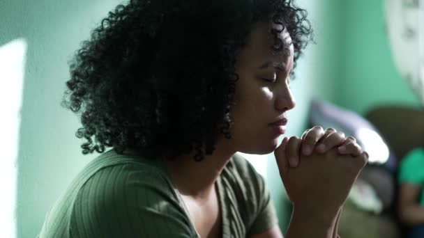 Pełna Nadziei Brazylijka Modląca Się Domu Afrykańska Osoba Ameryki Południowej — Wideo stockowe