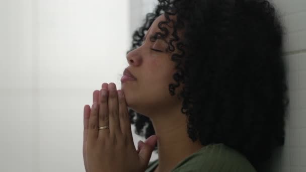 Mujer Joven Rezando Dios Durante Los Tiempos Difíciles Una Chica — Vídeos de Stock