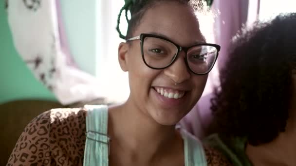 一个快乐而恐慌的巴西年轻女子在镜头前微笑的画像 南美拉丁裔成年女孩 — 图库视频影像