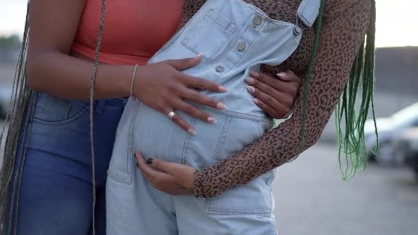 Женские Руки Держат Беременный Живот Две Черные Женщины Обнимают Беременного — стоковое видео