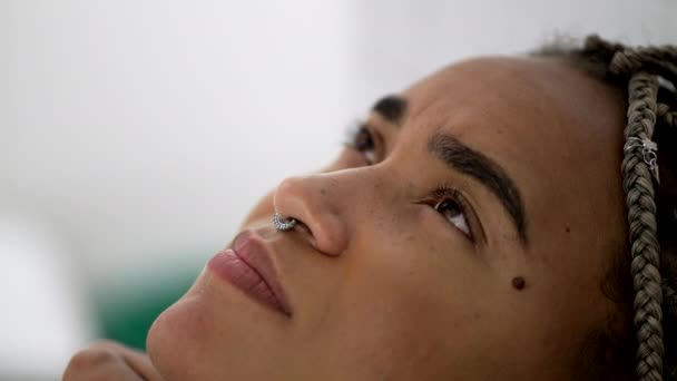 Närbild Ung Latinamerikansk Kvinna Ansikte Tittar Himlen Ler Förhoppningsvis Brasiliansk — Stockvideo