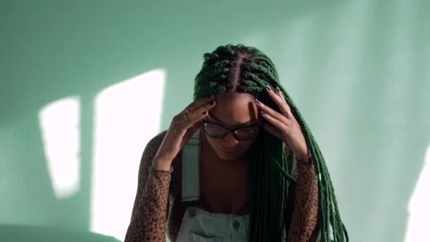 Upptagen Ung Afroamerikansk Vuxen Flicka Med Flätor Orolig Stressad Omtänksam — Stockvideo