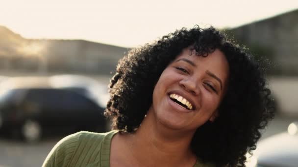 Šťastná Brazilská Mladá Žena Kudrnatými Vlasy Úsměvem Kameru — Stock video