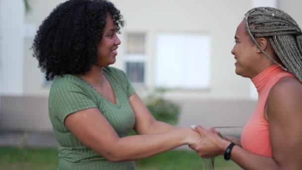 Две Молодые Женщины Прыгающие Радости Праздновании Счастливые Подруги Обнимаются Обнимаются — стоковое видео