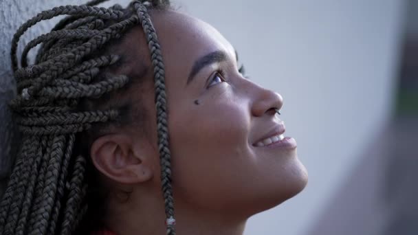 Profil Ansikte Glad Afroamerikansk Kvinna Öppna Ögonen Till Himlen Ler — Stockvideo