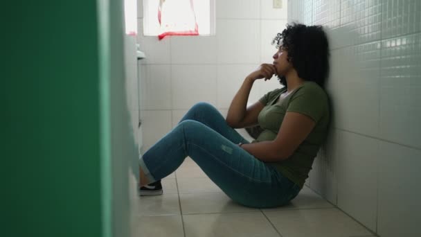 여성은 바닥에 외롭고 외롭다고 느꼈다 외로움에 남아메리카 — 비디오