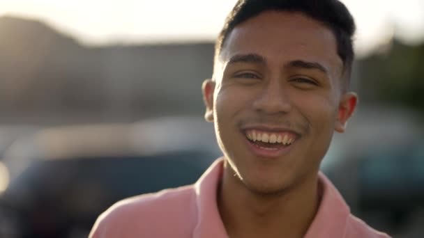 Gelukkige Zuid Amerikaanse Jongeman Die Buiten Staat Glimlachen Naar Camera — Stockvideo