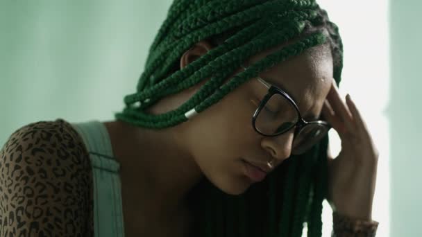 Una Chica Negra Adulta Estresada Mujer Joven Hispana Sudamericana Pensativa — Vídeos de Stock