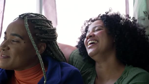 Mujeres Brasileñas Felices Sentadas Sofá Riendo Juntas Gente Alegre Sudamérica — Vídeo de stock