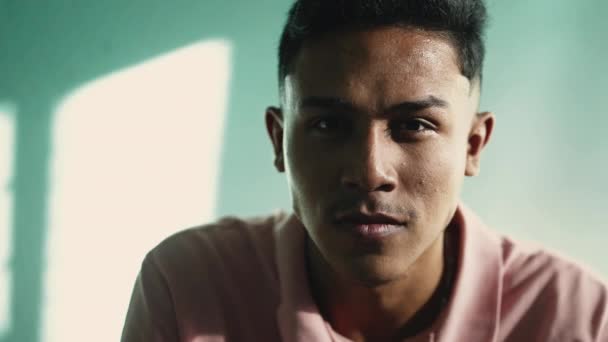 Dramatický Portrét Jihoamerického Muže Portrét Tvář Detailní Vážným Výrazem — Stock video