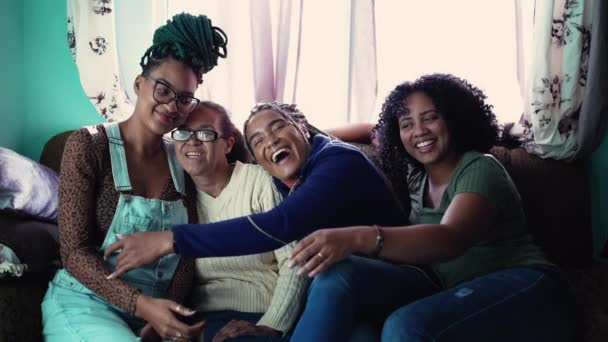 Mulheres Brasileiras Felizes Abraçando Juntas Latino Americanos Alegres Abraçam Filhas — Vídeo de Stock