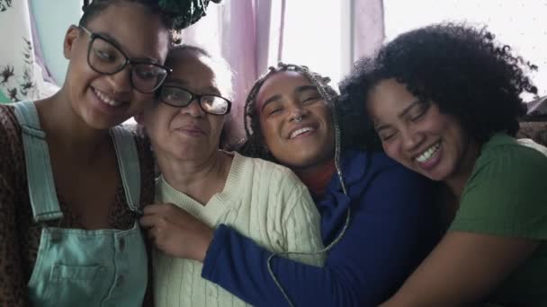 Mujeres Brasileñas Felices Abrazándose Juntas Los Alegres Latinos Sudamericanos Abrazan — Vídeo de stock