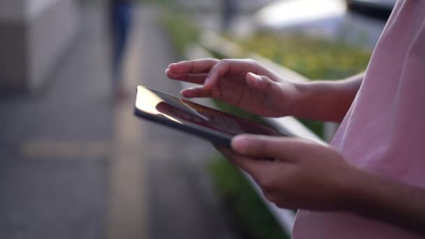 Nahaufnahme Hand Mit Tablet Gerät Freien Eine Hispanische Person Mit — Stockvideo