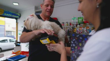 Telefonla yapılan hesapsız ödeme. Müşteri Köpeği için Evcil Hayvan Dükkanı Bakım Hizmetleri